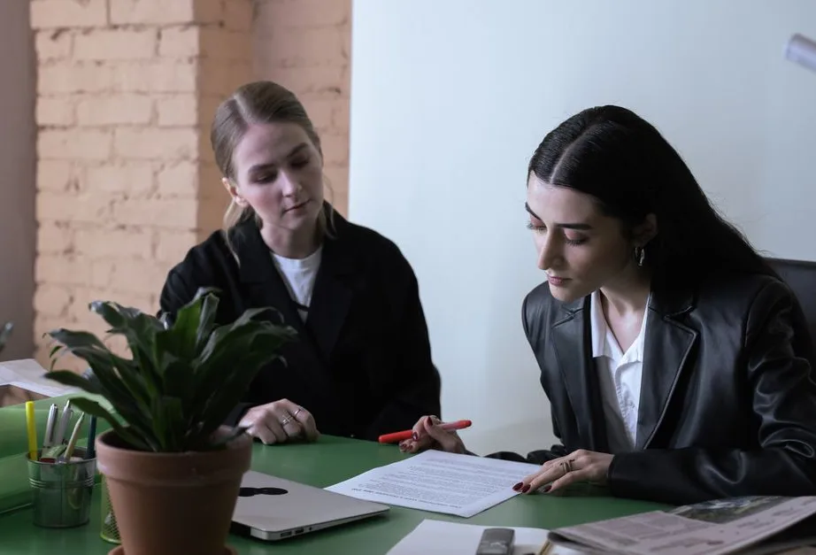 La rédaction au travail dans un bureau de PME